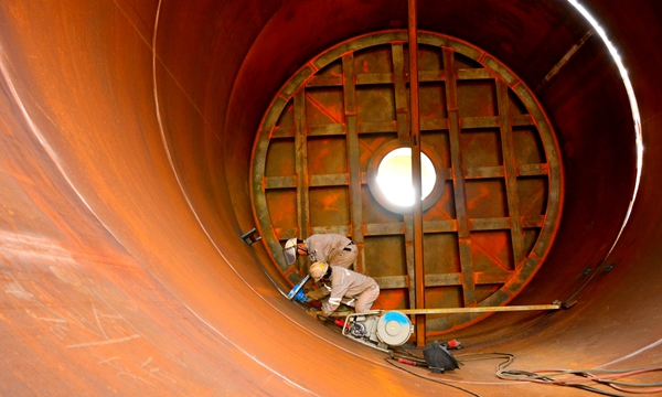 圖為2019年5月22日，在中國海油流花16-2FPSO單點項目施工現場，施工人員正在對該項目單點系泊吸力錨進行大型鋼樁接長組對工作。