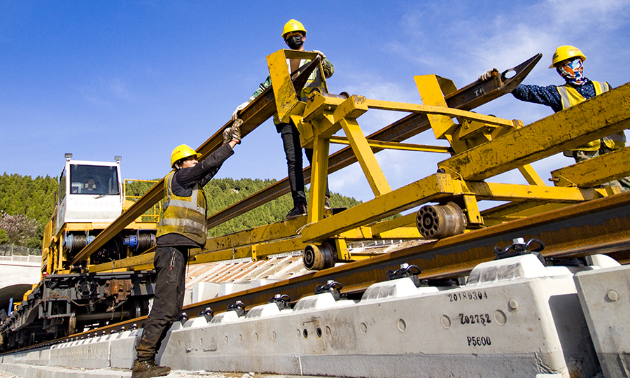 魯南高鐵東起日照，與青連鐵路日照西站接軌，向西經臨沂、曲阜、濟寧、菏澤，與鄭徐客運專線蘭考南站接軌，全長494公里，設計時速350公里，是山東省“三橫五縱”高速鐵路網的重要組成部分和國家“八縱八橫”高速鐵路網的重要連接通道。圖為中鐵十四局工人進行鋪軌作業。