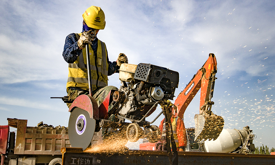 中鐵十四局魯南高鐵鋪軌項目部承擔魯南高鐵日照至曲阜段532公里的鋪軌和180組道岔新鋪施工任務。項目部增加人員配合驗收工作，定期召開工程例會，隨時協調解決問題，確保靜態驗收工作順利進行。圖為中鐵十四局工人進行鋼軌切割作業。