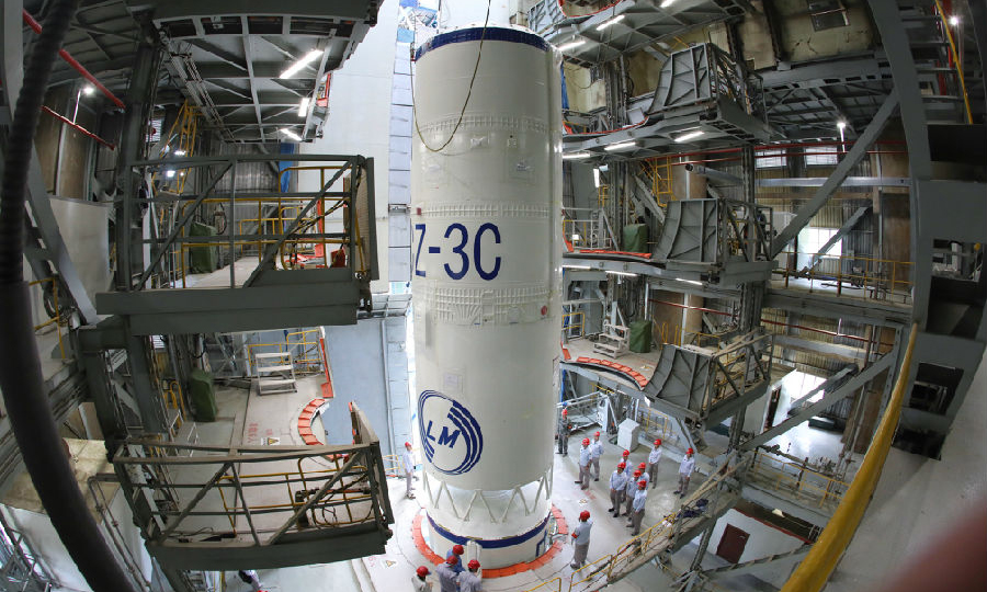 圖為長征三號丙運載火箭吊裝現場。