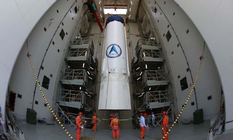 圖為長征三號丙運載火箭吊裝現場。