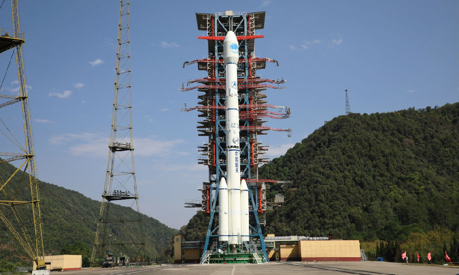 圖為長征三號丙運載火箭整裝待發。