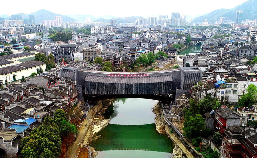 近日，由中國鐵建所屬中鐵二十五局承建的亞洲首座雙層疊合梁式美術館橋——吉首美術館橋正式通過竣工驗收，具備開館條件。圖為美術館橋全景。