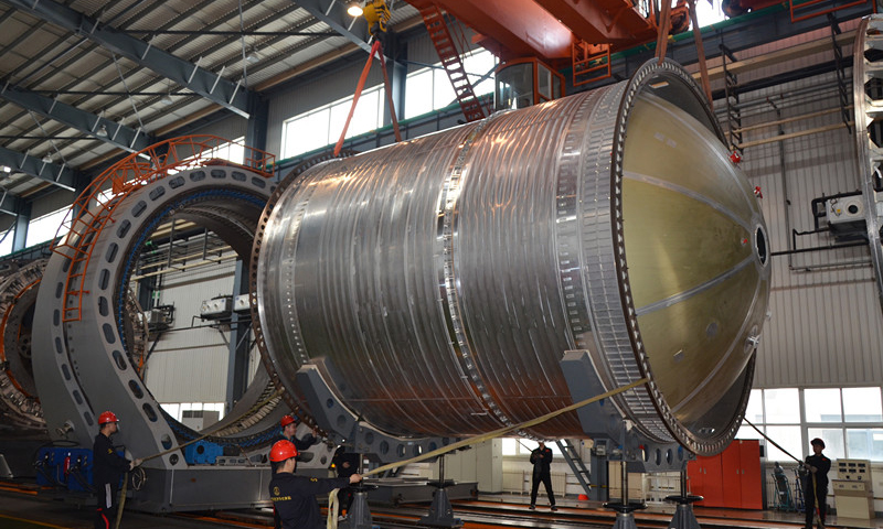 近日，我國首件5米直徑共底結構貯箱在中國航天科技集團有限公司一院211廠天津火箭公司成功下線。共底貯箱的外表看起來是一個貯箱，而內部通過特殊的共底結構將貯箱分成兩個內腔，分別貯存不同的推進劑，相當于兩個貯箱。它能減輕貯箱結構重量，具有體積大等特點，能夠有效提高火箭運載能力。圖為貯箱生產現場。