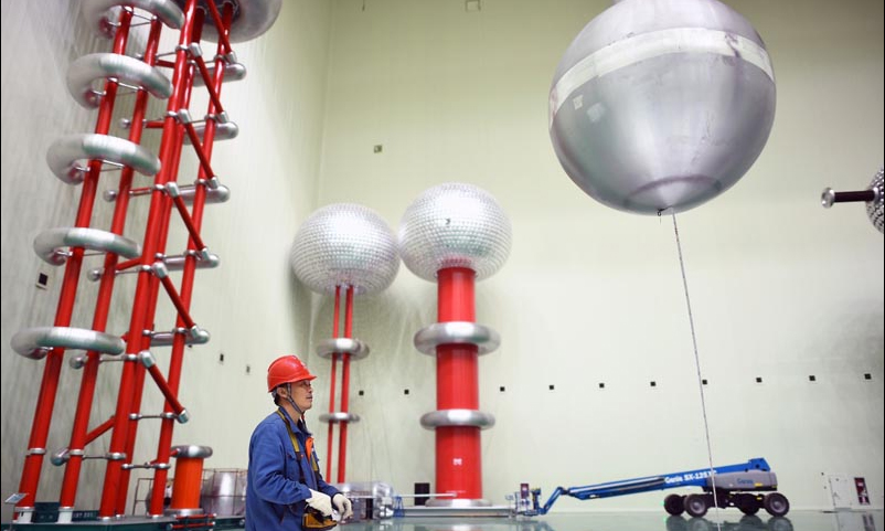 5月9日，國家電網青海省電力公司電力科學研究院在位于青海省西寧市的高海拔高電壓實驗室高壓實驗大廳內開展高海拔高干環境下±800千伏特高壓閥廳空氣凈距試驗研究。圖為5月9日，國家電網青海省電力公司電力科學研究院工作人員宋琳在高壓實驗大廳內調試設備。（新華社記者 張宏祥 攝）