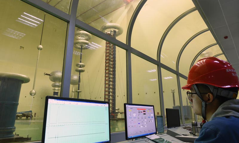 圖為5月9日，國家電網青海省電力公司電力科學研究院工作人員張成磊在高壓實驗大廳內查看實驗數據。（新華社記者 張宏祥 攝）