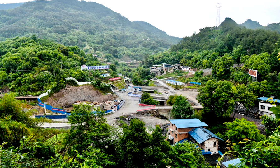 萬開快速通道采用城市快速路設計，雙向4車道，全長11.6公里，于2015年12月27日正式開工。鐵峰山隧道位于國家級經濟開發區萬州經濟開發區與開州浦里開發區之間，全長9228米，是我國市政最長山嶺隧道，也是全線重點控制性工程。該隧道圍巖復雜，日涌水量曾達38000立方米。圖為鐵峰山隧道出口全貌。（鞠芝勤 攝）