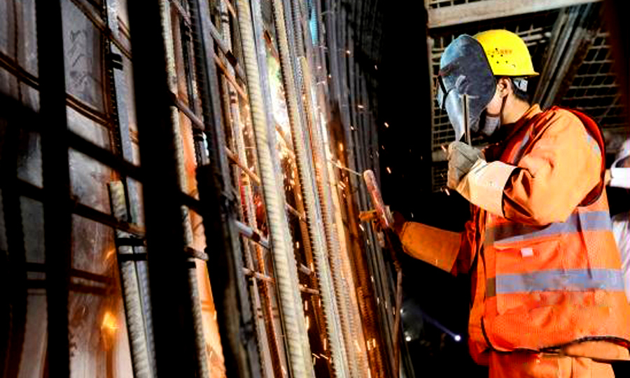 中鐵二十五局深入地底布置9條抽水管，每條抽水管長1400米，抽水落差有100多米，相當于40多層樓高，配置多臺專用抽水設備和1600千伏安變壓器，順利攻克涌水難題。圖為施工人員焊接二襯鋼筋。（蔡如錦 攝）