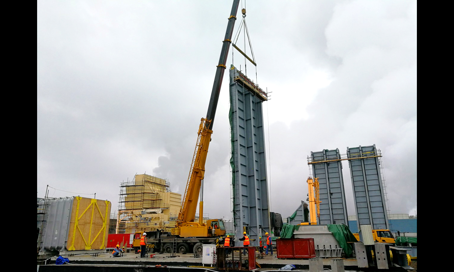 2013年以來，中國化學工程在“一帶一路”沿線國家新簽合同額近300億美元，完成了超過200個工程承包項目；在建“一帶一路”項目超過110個，合同金額超過100億美元。目前在建項目進展平穩可控。圖為中國化學工程格魯吉亞230MW聯合循環電站項目余熱鍋爐煙囪吊裝。