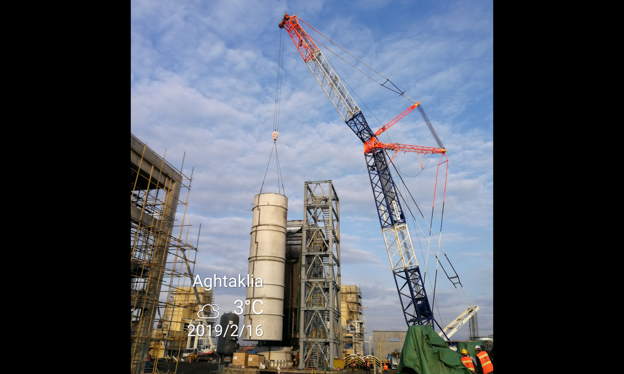 格魯吉亞地處外高加索，是聯系中亞和歐洲的重要路徑。2017年9月中國化學工程格魯吉亞230MW聯合循環電站項目正式開工，是近年來中國企業在格魯吉亞建設的最大能源項目。建成后，將成為格魯吉亞總裝機容量最大的聯合循環發電站，目前正處于土建施工階段。圖為余熱鍋爐煙囪吊裝現場。