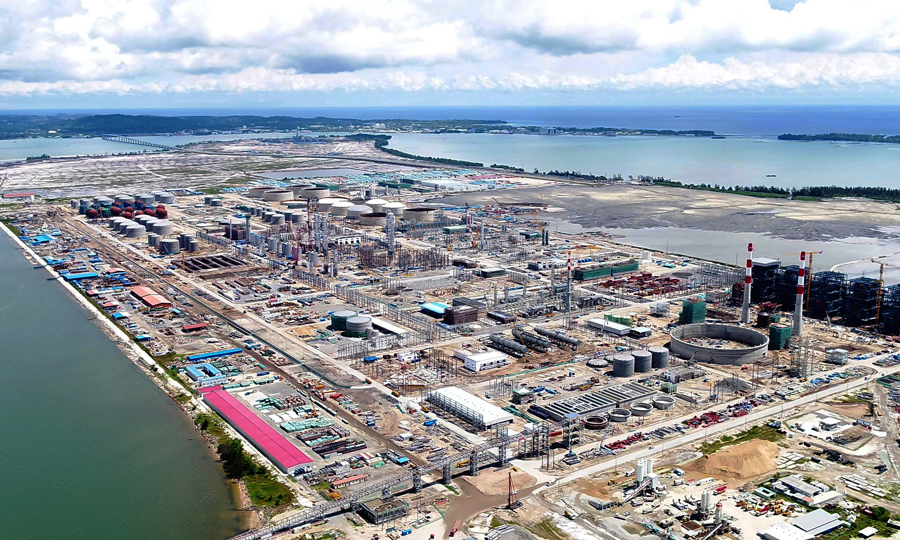 文萊PMB石油化工項目是“一帶一路”倡議下的重點項目，也是國內民營企業最大海外投資項目。一期項目原油加工能力800萬噸/年，中國化學工程主要承建其中的二標段和四標段。目前項目建設正處于決戰沖刺階段。圖為文萊PMB石油化工項目現場。