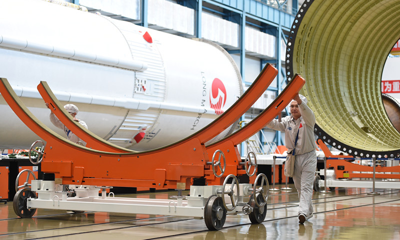 圖為工作人員在天津新一代運載火箭產業化基地長征五號總裝測試車間。