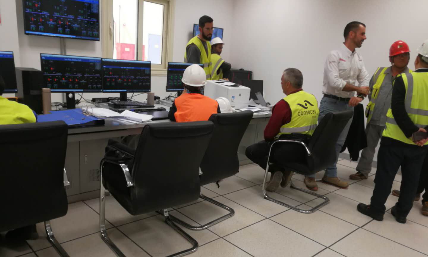 中國化學工程承建的埃及光伏發電項目順利建成、并網發電，是中央企業參與共建“一帶一路”的積極實踐，為埃及實現非洲清潔能源大國的戰略目標作出了貢獻。圖為工作人員在項目配電所控制室討論工作進度。