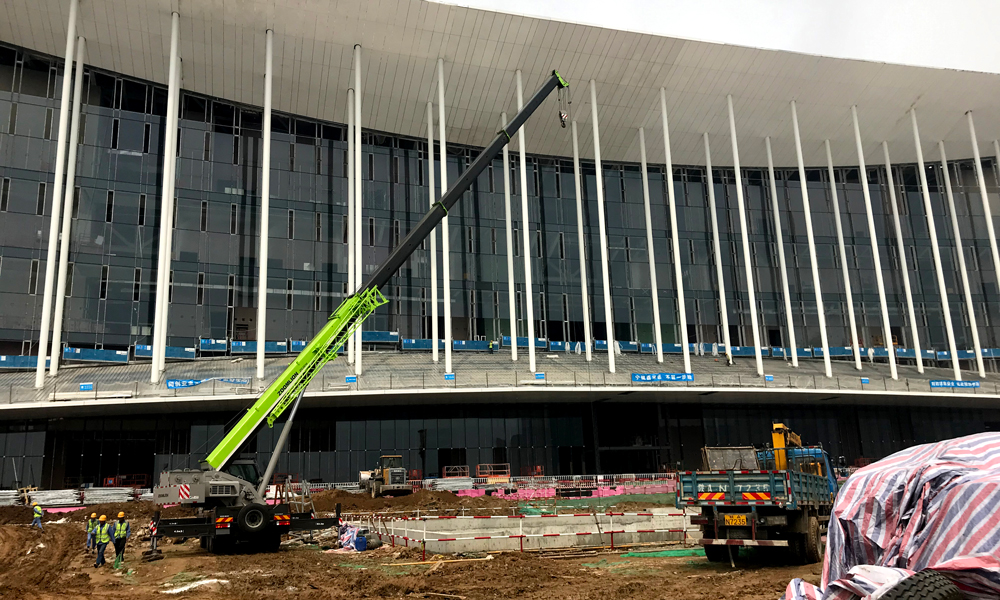 今年2月23日，玻璃幕墻吊裝工作開始，施工方為中國建筑所屬中建裝飾集團有限公司。四面通透的玻璃幕墻固定在與結構相連的鋼吊柱上，幕墻鋼吊柱高度從27米到43米，南側大堂整面長度達到200米，如此巨大的懸掛玻璃幕墻在國內尚屬首例。圖為施工現場。（國務院國資委網站 李子紅 攝）