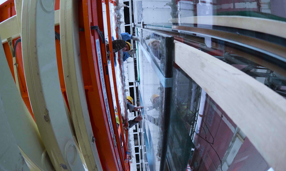 為完成4月底竣工的工期目標，春節期間項目團隊工作人員一直堅守崗位，“看著西安絲路國際會議中心這個鋼鐵巨人一天一天發生變化，我從內心感到自豪。”梁勇說。圖為建筑工人正在施工。（北京電視臺 楊曉春 攝）