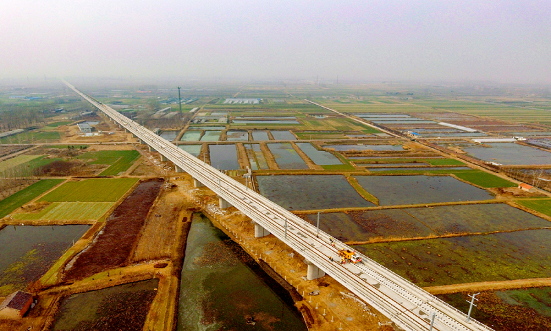 4月10日16時36分，魯南高鐵日照境內最后一對鋼軌鋪設完成，標志著中國鐵建所屬中鐵十四局擔負施工的魯南高鐵日（照）臨（沂）段鋪軌任務圓滿結束，沂蒙山區首條高鐵建設取得重大進展。