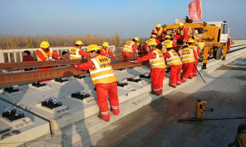 中鐵十四局承擔著魯南高鐵日照至曲阜段雙線532公里的鋪軌及180組道岔新鋪施工任務。其中，臨曲段276公里，日臨段204公里，站內線路52公里。圖為施工現場。