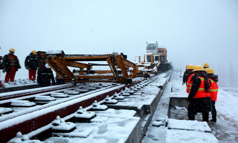 自2018年6月27日鋪軌以來，中鐵十四局科學組織施工，優化資源配置，嚴格過程管控，在交叉施工多、風雪嚴寒等不利因素的影響下，克服轉線頻繁、大坡度鋪軌、小曲線轉彎等難題，創下了日鋪軌12公里的紀錄，順利完成了日臨段鋪軌任務。