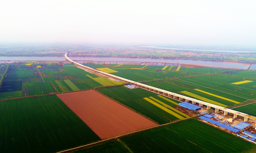 4月9日，歷經3年多的施工建設，由湖北交投投資、中國鐵建大橋局等單位承建的湖北石首長江大橋成功合龍，為年內大橋通車奠定了堅實基礎。圖為石首長江大橋遠景。