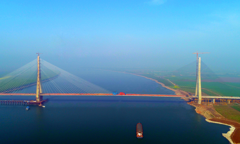 大橋建成后，兩岸人民過江從原來的輪渡1小時縮短至乘車僅需5分鐘，從武漢開車到石首耗時從近5個小時縮短至2個半小時左右。未來，大橋將在江漢平原腹地形成一條便捷溝通洞庭湖平原的大通道，對石首、江漢平原乃至中部經濟發展意義重大。圖為石首長江大橋遠景。