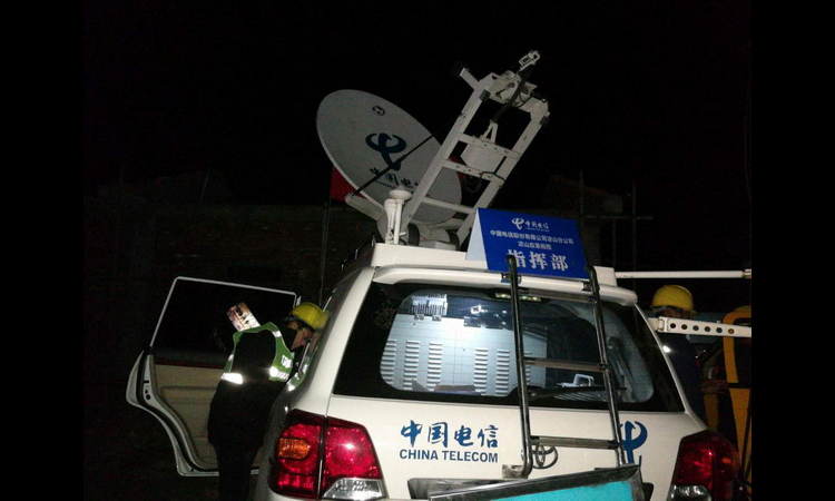 3月30日17時，四川省涼山州木里縣境內發生森林火災。火災發生后，中國電信涼山分公司立即啟動救援通信應急預案，切實做好網絡通信保障。圖為中國電信搶險人員在緊急開通應急保障車。