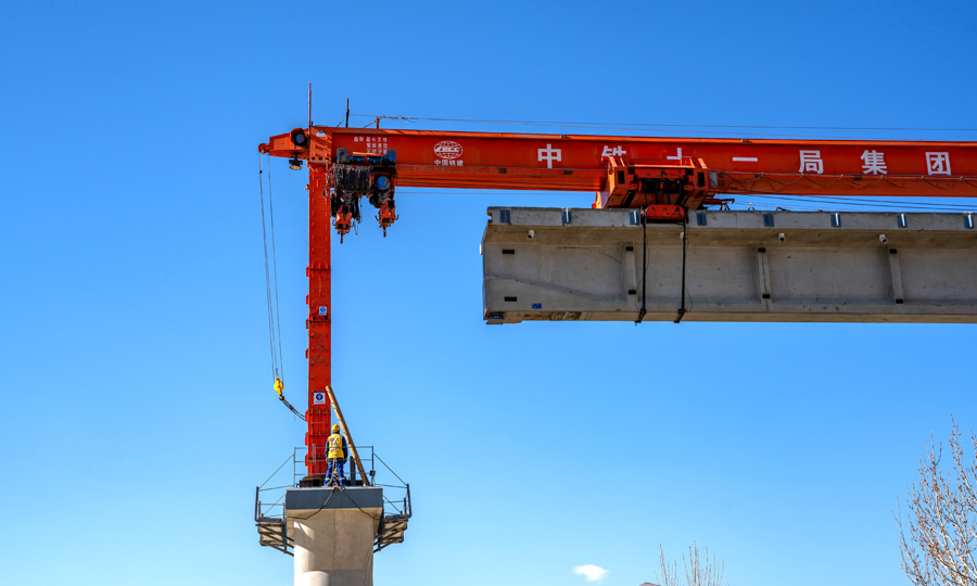 聲屏障采用鋁合金吸聲板，高2.4米，覆蓋的有效區域平均降噪達30分貝以上。當列車高速運行時，可有效降低噪音，為拉林鐵路沿線藏族同胞筑起了一道綠色的屏障。圖為架設中的聲屏障橋梁。
