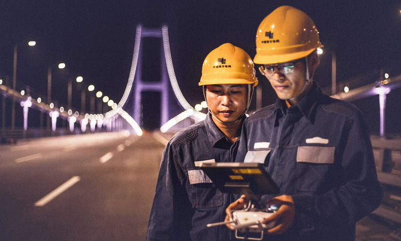 南方電網廣東東莞供電局以電力應急通信保障車為核心，在廣東移動優質5G網絡支撐下，實現了保電工作的3個“實時”——保電作業數據實時回傳、保電現場情況實時查看、現場指揮實時溝通，從而實現應急中心值班人員對保電現場全程現場可視、數據可看、決策可指揮。 圖為南方電網工作人員正在操作設備。