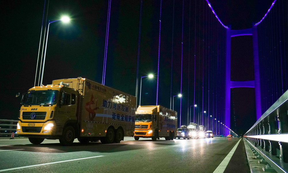南方電網采用基于5G技術的新一代電力應急通信保障車，為專業保電作業提供了一種移動式、高速、即時的數據傳送方式，可使虎門二橋無人機保電巡視減少4小時以上數據拷貝時間，大大提高保電巡視工作效率。圖為新一代電力應急通信保障車行駛在虎門二橋項目現場。