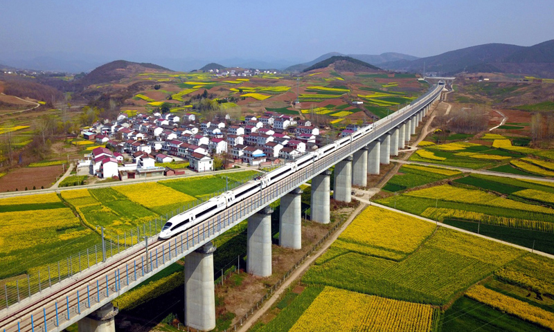 圖為3月20日，動車組列車行駛在西成高鐵陜西漢中洋縣段。新華社發（唐振江 攝）
