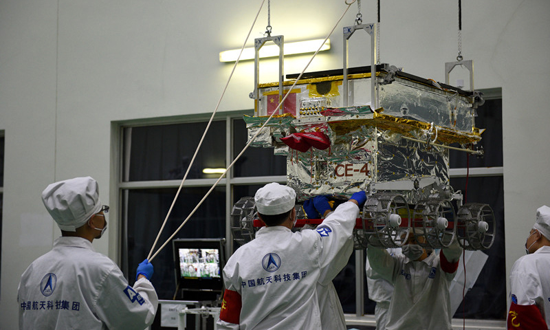 圖為工作人員操作玉兔二號巡視器，準備做試驗。