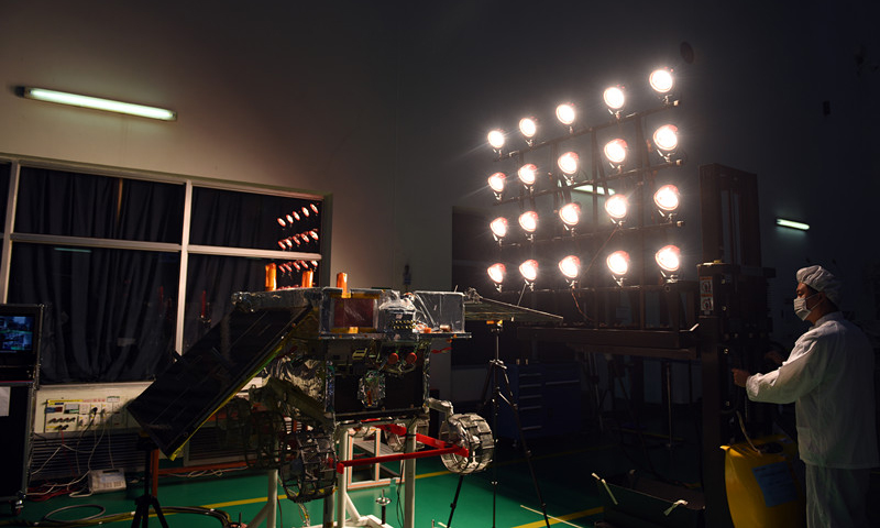 圖為玉兔二號巡視器太陽電池光照試驗現場。