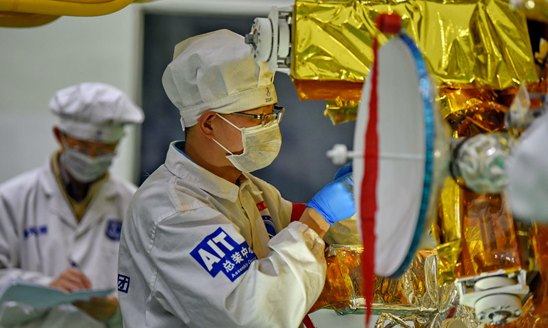 圖為操作人員進行探測器電連接器插接操作。