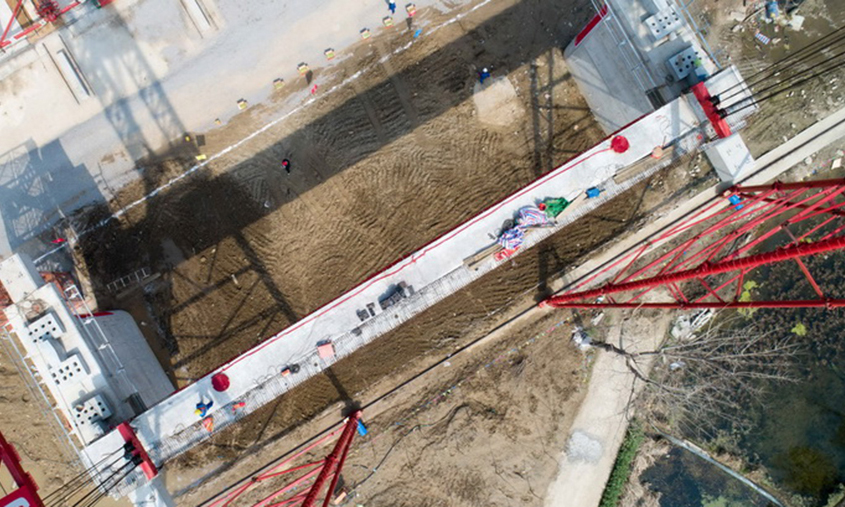 作為湖北省第五條城際鐵路，武仙城際鐵路的建設將填補武漢西向城市圈城際鐵路空白，促進仙桃經濟發展。圖為架梁作業現場。（歐巍 攝）