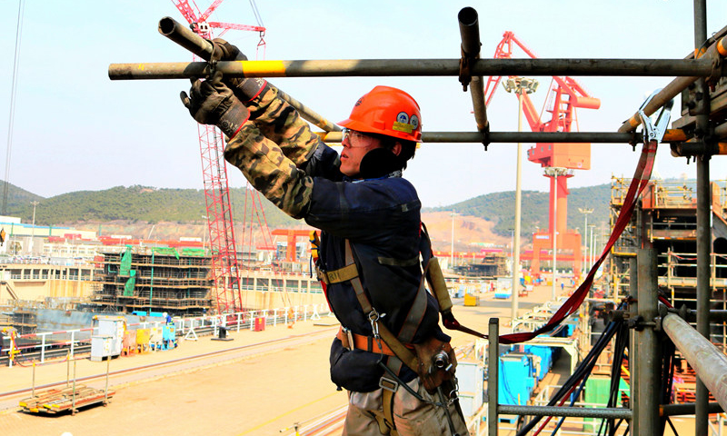 中國海油積極協調資源，充分做好高空、大型吊裝和有限空間作業等施工環節的安全風險評估工作，確保生產項目順利開展，為上部模塊的集成安裝打好基礎。圖為3月10日，中國海油海油工程殼牌企鵝FPSO項目船體建造現場。
