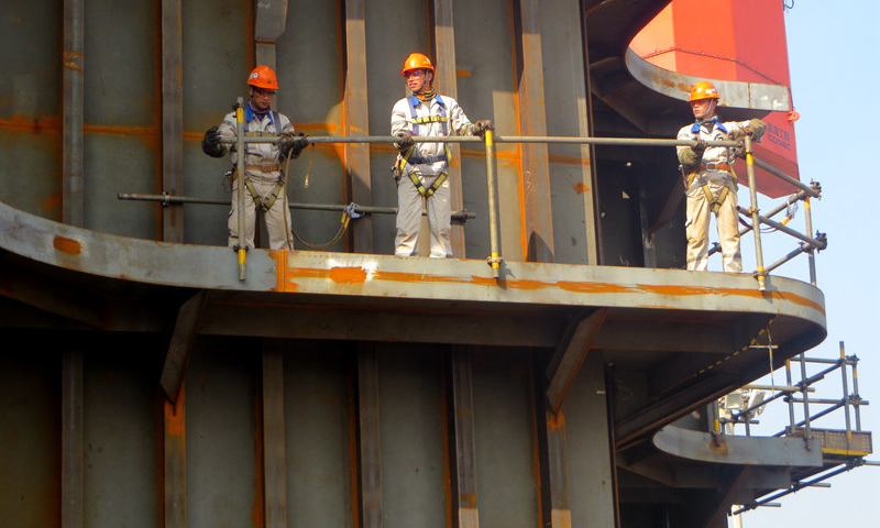 圖為3月10日，中國海油海油工程殼牌企鵝FPSO項目船體建造現場，中國海油高空“衛士”正在全力搭建安全作業平臺。