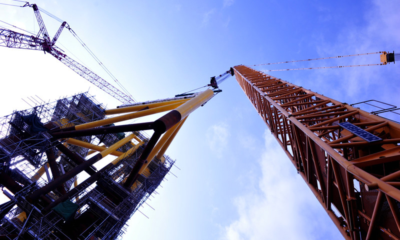 圖為3月10日，中國海油海油工程殼牌企鵝FPSO項目船體建造現場。（本組圖 楊超 江善洪 趙家伍 攝）