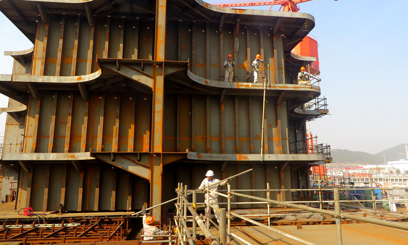 圖為3月10日，中國海油海油工程殼牌企鵝FPSO項目船體建造現場，中國海油高空“衛士”正在全力搭建安全作業平臺。