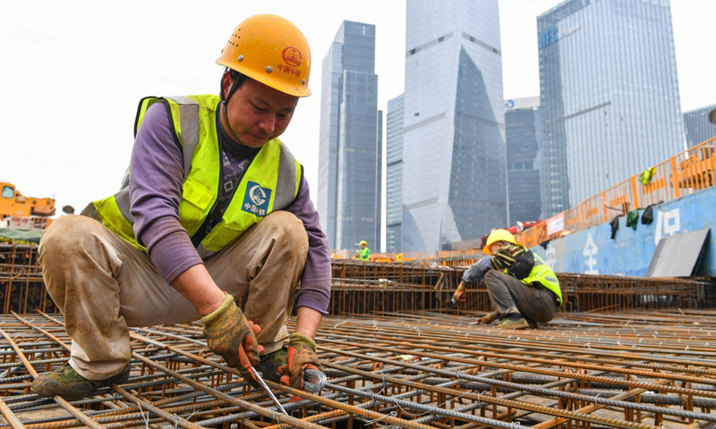 深圳前海蛇口自貿區10號冷站占地面積9200平方米，供冷面積約100萬平方米。位于地下的冷站建設完成后，地面將建為公園綠地。圖為3月15日，工人在深圳前海蛇口自貿區10號冷站建設現場施工。（新華社記者 劉大偉 攝）