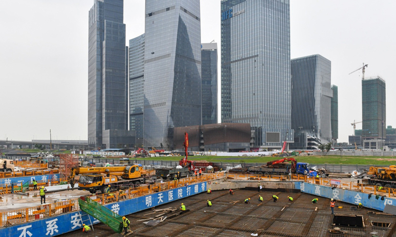 深圳創新綠色發展模式，以建設冷站集中供冷的方式取代傳統樓宇各自供冷模式，構建清潔低碳、安全高效的能源體系。日前，由中國中鐵承建的深圳前海蛇口自貿區10號冷站即將封頂。圖為3月15日，位于深圳前海蛇口自貿區的10號冷站建設現場。（新華社記者 劉大偉 攝）