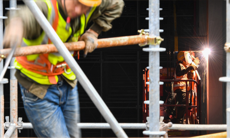3月15日，工人在深圳前海蛇口自貿區10號冷站建設現場施工。該冷站建成運營后，周邊的樓宇將由這里集中供冷。（新華社記者 劉大偉 攝）