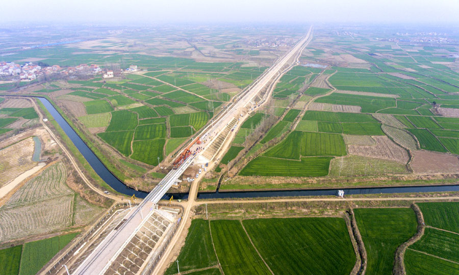 3月11日，隨著湖北省宜城市小河鎮蒙華鐵路蠻河特大橋一組鐵軌鋪設到位，由中國鐵建所屬中鐵十一局承建的湖北荊門至襄陽區間線路接軌順利完成，標志著蒙華鐵路湖北段全線鋪軌貫通，也為蒙華鐵路今年10月1日通車奠定基礎。圖為無人機拍攝的蒙華鐵路蠻河特大橋鋪軌作業現場。