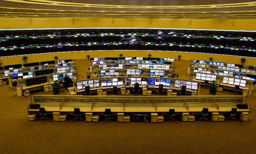 鐵路綜合智能運行維護管理系統使高鐵運維自動化，該系統用于中國通號全部在軌運用系統裝備的在線安全保障和維護，實現了對高鐵、城際、城市軌道交通等在軌設備的實時狀態監督、故障預警、故障定位、故障再現和自動遠程診斷，處于世界領先水平。綜合運輸調度指揮系統打造統一的運輸調度集成信息平臺，打破了國內按專業各自為政的建設模式，使營銷與運輸計劃，運輸計劃與調度指揮，運輸生產與施工、設備維護緊密結合，實現信息閉環。該系統已應用于海外首條全中國標準的蒙內鐵路。圖為中國通號打造的中國鐵路總公司調度指揮中心。