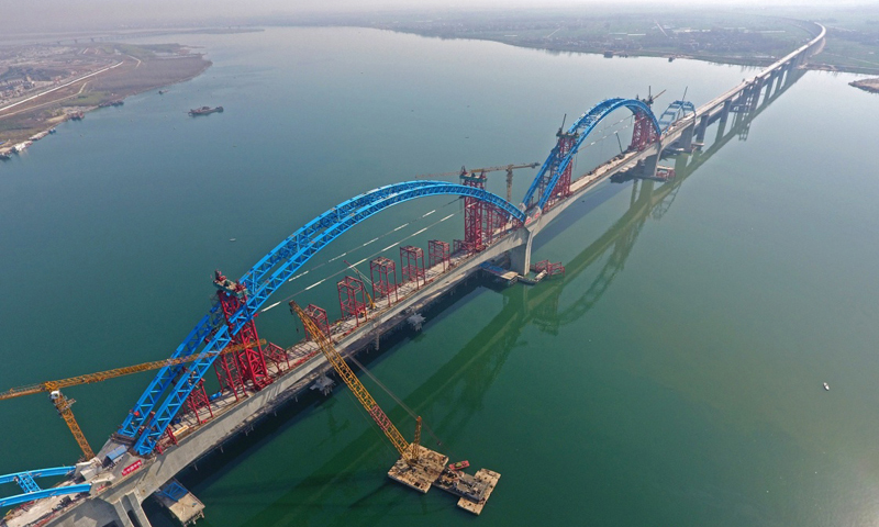 3月12日，位于湖北省襄陽市的漢（武漢）十（十堰）高鐵崔家營漢江特大橋連續剛構拱成功合龍，標志著大橋主體結構施工完成。由中鐵大橋局承建的崔家營漢江特大橋，是漢十高鐵跨越漢江的關鍵控制性工程。圖為3月12日無人機拍攝的施工現場。新華社發（謝勇 攝）