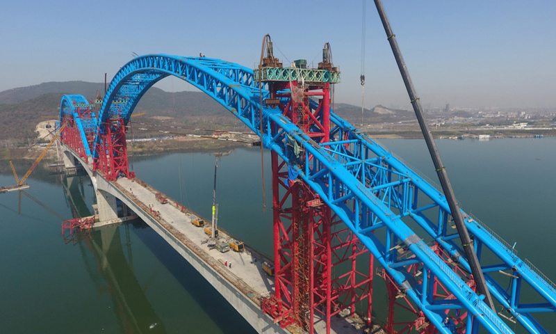 圖為3月12日拍攝的漢十高鐵崔家營漢江特大橋施工現場。新華社發（謝勇 攝）