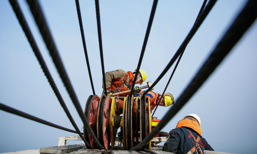 2月26日，海油工程渤海灣曹妃甸11-1/11-6油田綜合調整項目CEPI導管架順利吊裝，完成今年國內首次海上結構物大型吊裝作業。該導管架為八腿中心平臺，重達2927噸。海油工程安裝事業部各施工單位通力配合，克服作業船與老平臺距離過近帶來的就位困難，吊裝全程僅耗時2.5小時，實現僅0.5米位置偏差的超精準就位，為項目后續工程提供了有力保障。圖為吊裝現場。（李盼 劉超 張浩明 攝影報道）