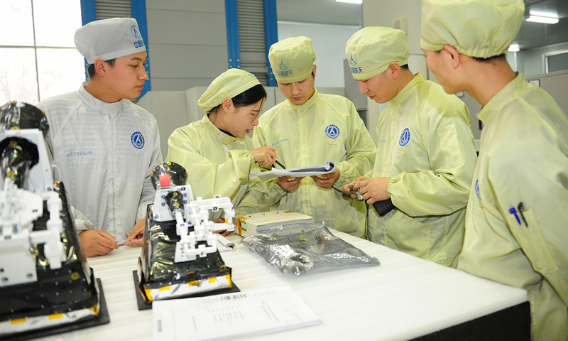 面對北斗三號后續組網建設任務繁重的形勢，中國航天科技集團有限公司五院西安分院結合北斗三號衛星研制特點，大力提升宇航智造水平。該院通過數字化、網絡化、智能化等手段大大縮短了單機、分系統產品的研制周期，提高了生產效率。其中，衛星有效載荷系統研制周期縮短50%。圖為研制人員正在進行衛星產品工藝文件的核對。