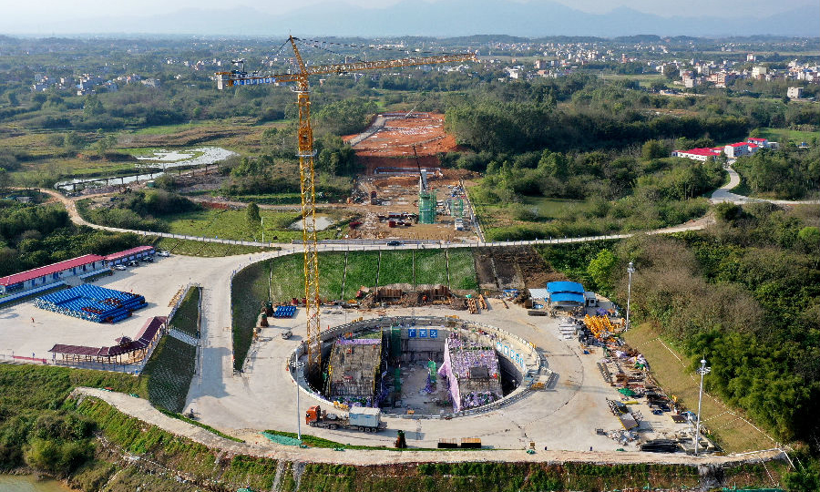 目前，平南三橋已完成所有主橋拱座基礎及引橋樁基施工，即將進入拱座、引橋下構及纜索系統地錨施工階段。2020年，世界拱橋大會將在這里舉行。圖為施工現場。（黃煥亮 攝）