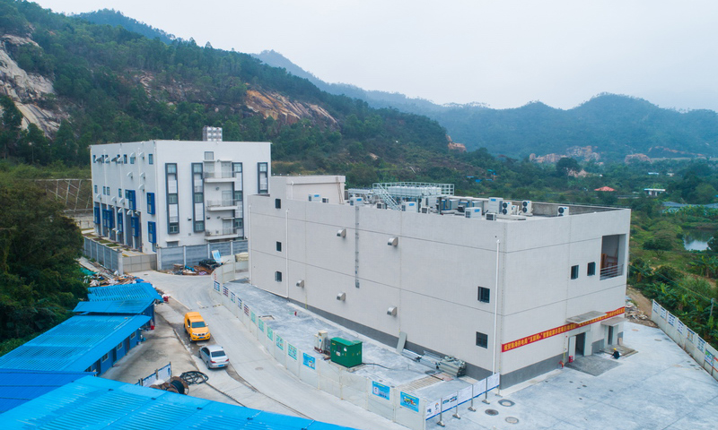 這些變化的背后，不僅見證了珠海電力40年的飛速發展，也濃縮了南方電網廣東珠海供電局與特區珠海共同成長，拼搏進取，構建世界一流電力營商環境的奮斗征程。圖為2018年12月25日，“互聯網+”智慧能源示范項目多端交直流混合柔性配網互聯工程在廣東珠海順利投產。（林鋒 攝）