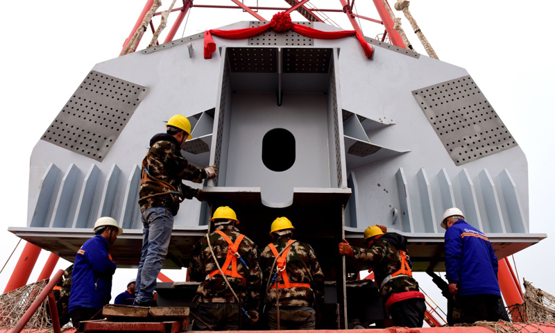 鄭濟高鐵鄭州黃河特大橋主橋及南引橋全長4377米，采用公路、鐵路上下層合建的布置形式，設計4線鐵路、6車道快速路。圖為3月3日，工程技術人員在鄭濟高鐵鄭州黃河特大橋架設首件連續鋼桁梁。（新華社記者 朱祥 攝）