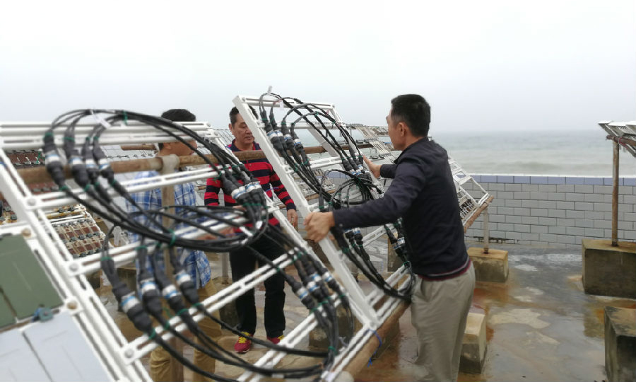 圖為近日，在溫暖潮濕的海南，科研人員分成兩組加班作業，在確保質量安全的前提下，爭取以最快的速度趕在臺風來臨前，完成航空電纜樣品投試任務。